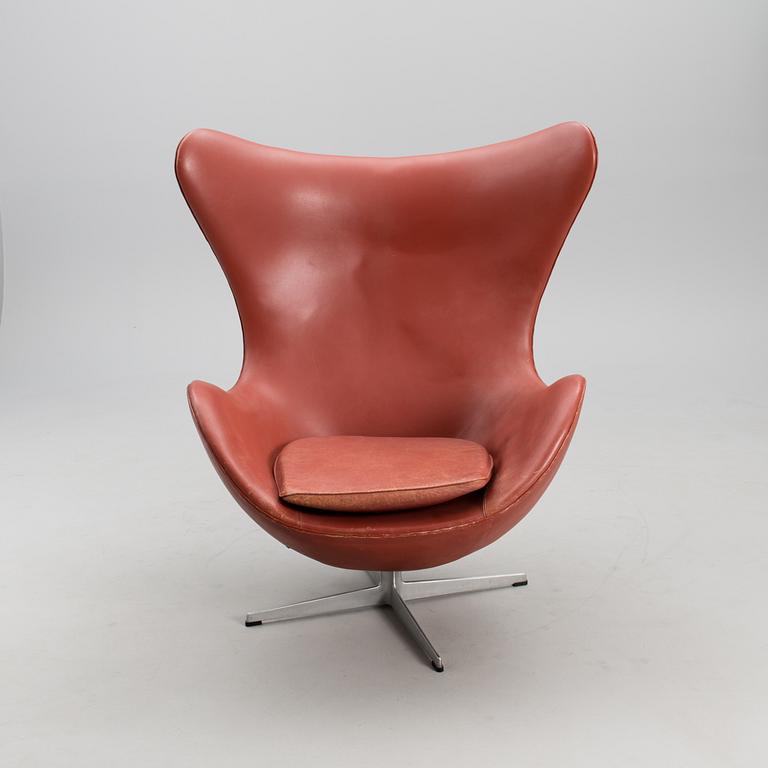 An 'Egg chair' and ottoman manufactured by Fritz Hansen, Denmark 1975.