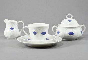 SERVISDELAR, 37 st, porslin, "Blå blom", Gustavsberg, 1900-talets andra hälft.