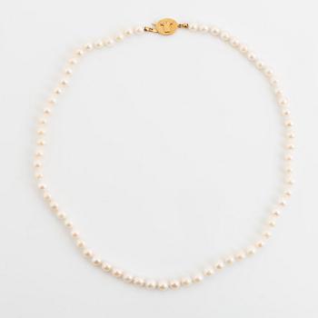 Cultured pearl necklace, clasp 18K gold.
