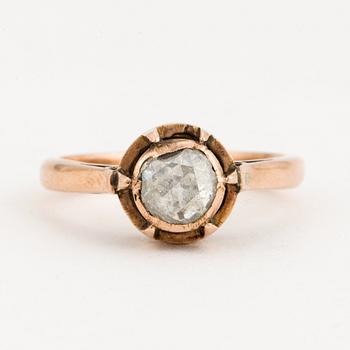 RING, 14K rödguld med en rosensten.