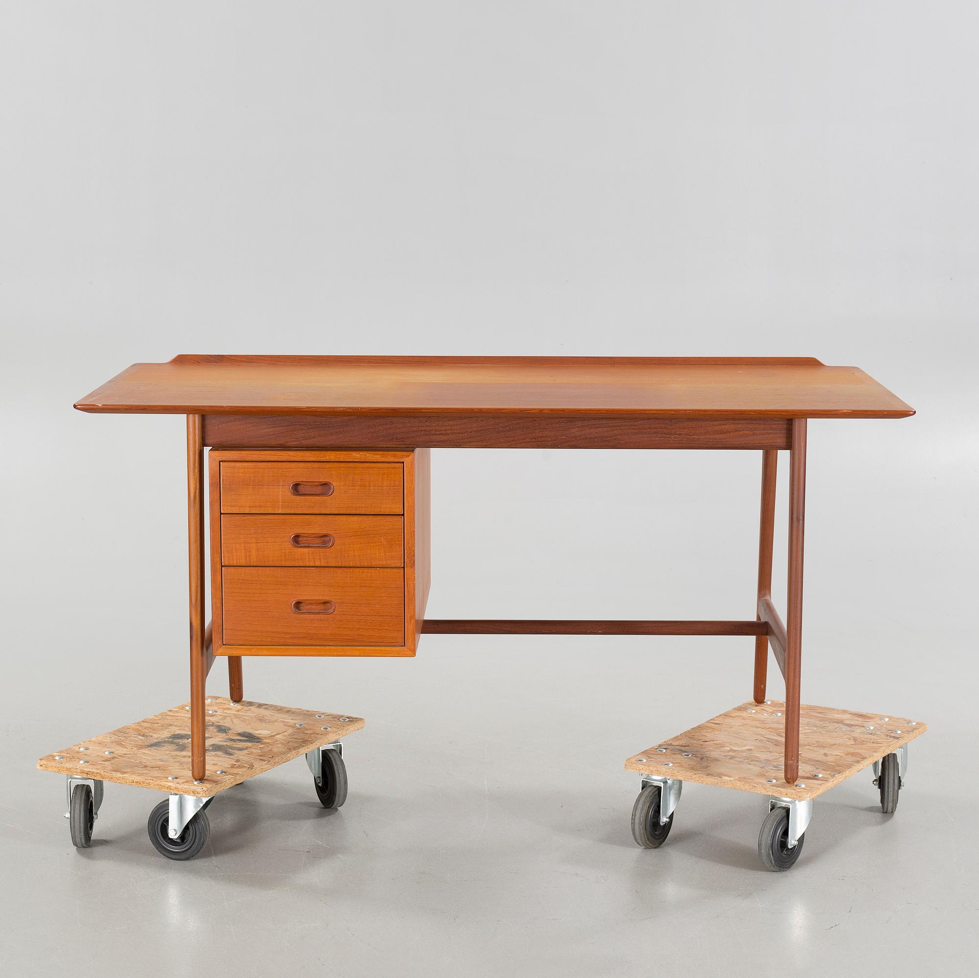 A writing desk, designed by Arne Vodder for Vamo Møbelfabrik, third quarter of the 20th century.