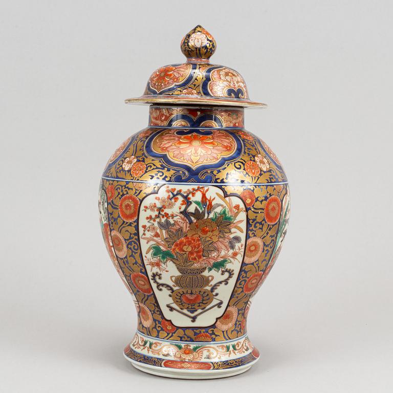 A Japanese imari jar with cover, 20th Century.