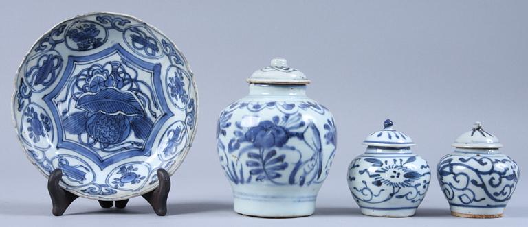 SKÅLFAT samt LOCKURNOR 3 st, porslin, Kina, Ming, 1600-tal.