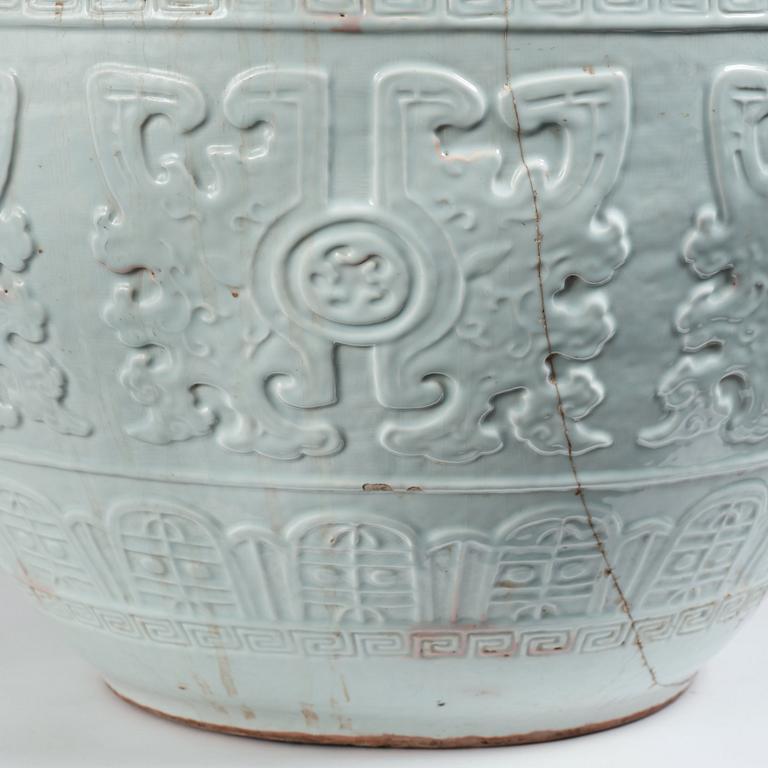 Praktytterfoder, blanc de chine. Qingdynastin, 1700-tal. Med märkning 滄亭清玩 'cang ting qing wan'.