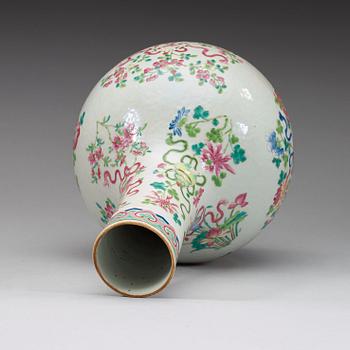 A famille rose tianqiuping vase, late Qing dynsaty.