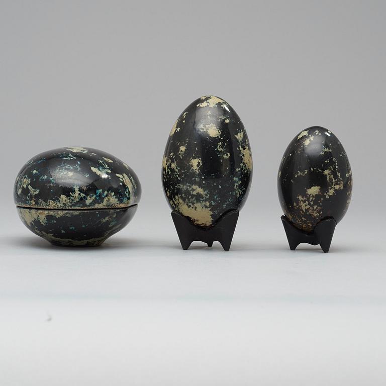 A set of two Hans Hedberg faience eggs and a box, Biot, France.