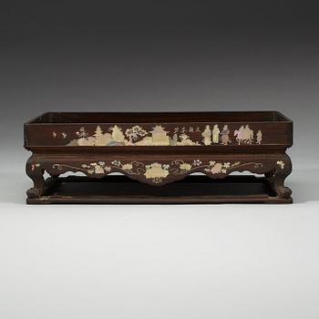 Opiumbricka, trä med inläggningar i pärlemor. Qingdynastin, 1800-tal.
