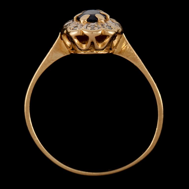 RING, 18k guld med fasettslipad blå safir samt 10 åttkantslipade diamanter Guldfynd 1900-talets fjärde kvartal. Vikt 3 g.