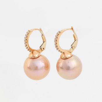 Örhängen med rosa sötvattenspärlor och briljantslipade diamanter.