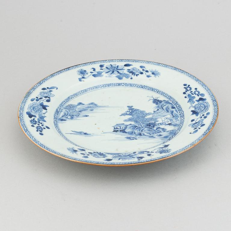 A blue and white serving dish, Qing dynasty, Qianlong (1736-95).