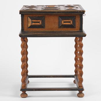 Schatull på benställning av Bruno Mathsson, Firma Karl Mathsson, Värnamo, 1933, samt 1700-tal.