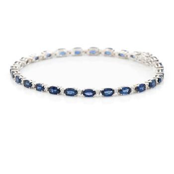Bracelet 18K white gold with step-cut sapphires and round brilliant-cut diamonds.