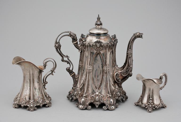 KAFFEKANNA SAMT GRÄDDKANNOR, 2st, silver, bl.a. GAB Stockholm 1892. Tot vikt ca 1350 gram.