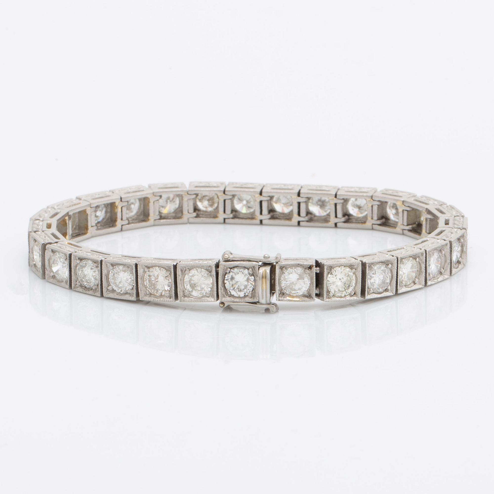 BRACELET paltinum with brillnat-cut diamonds approx 11 ct, Inclusions.