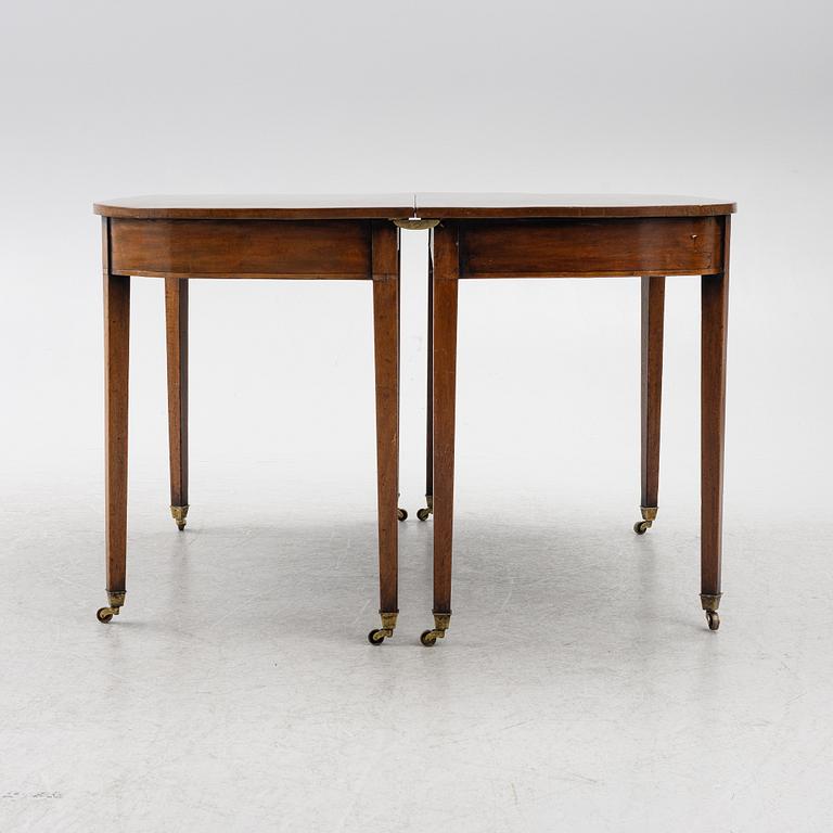 A dining table, England, 19th Century.