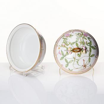 Karott med lock, porslin. Royal Copenhagen, "Flora Danica", Danmark, 1900-tal.