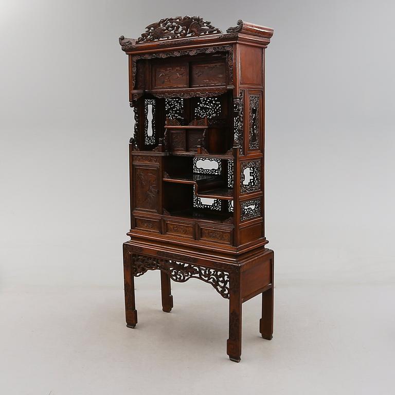 HYLLA, ostindisk, 1900-talets första hälft.