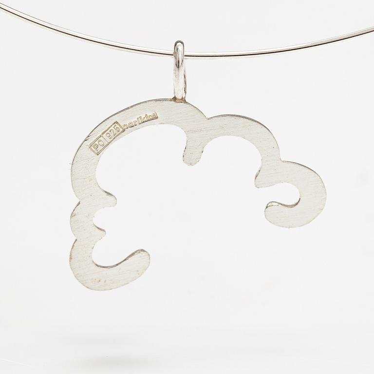 Pekka Piekäinen, Halsband "Varje moln har en silverkant", sterlingsilver. Platinoro, Åbo. För Aarikka.