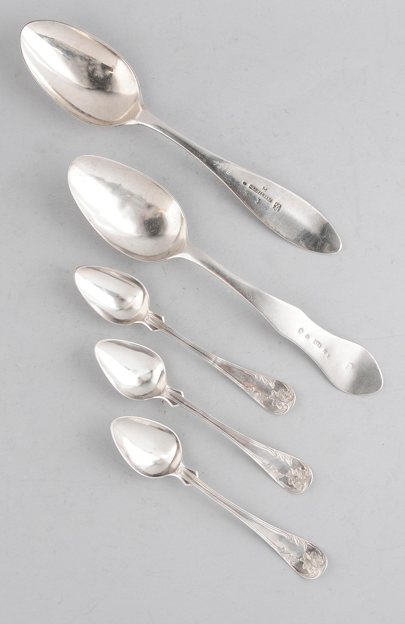 MATSKEDAR, 2 st samt TESKEDAR, 3 st, silver, 1800-tal. Tot vikt ca 135 g.