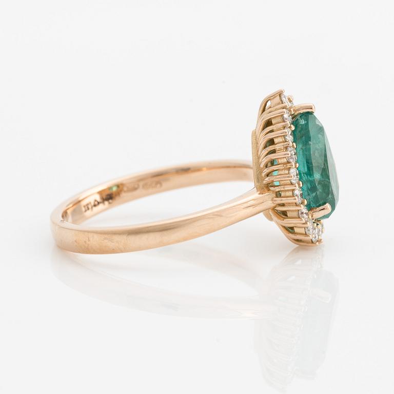 Ring with pear-shaped emerald and brilliant-cut diamonds.