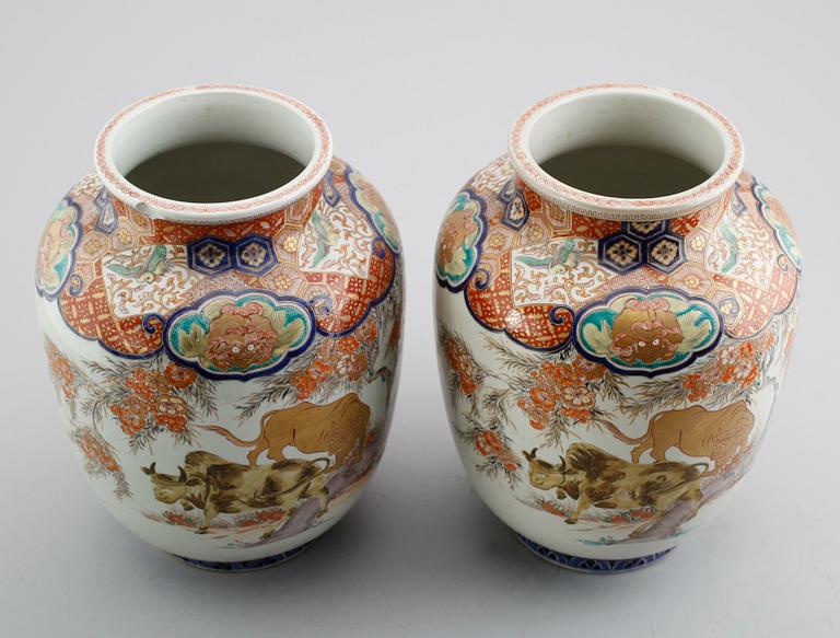 VASER, 1 par, porslin, Japan, 1900-talets första hälft.