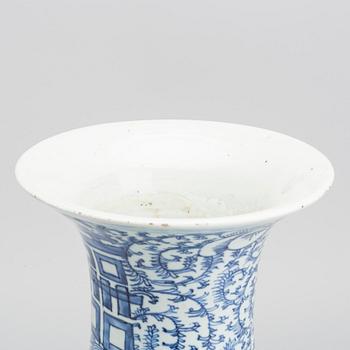 An early 20th century chinese porcelain vase.