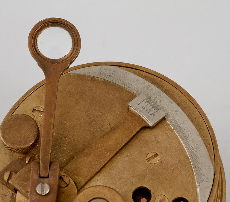 FICKSEXTANT SAMT HÖJDMÄTARE, 2 st, mässing, 1900-talets första hälft.