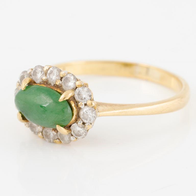 Ring, 18K gold with cabochon-cut chrysoprase and brilliant-cut diamonds.