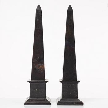 Obelisker, ett par, 1900-tal.