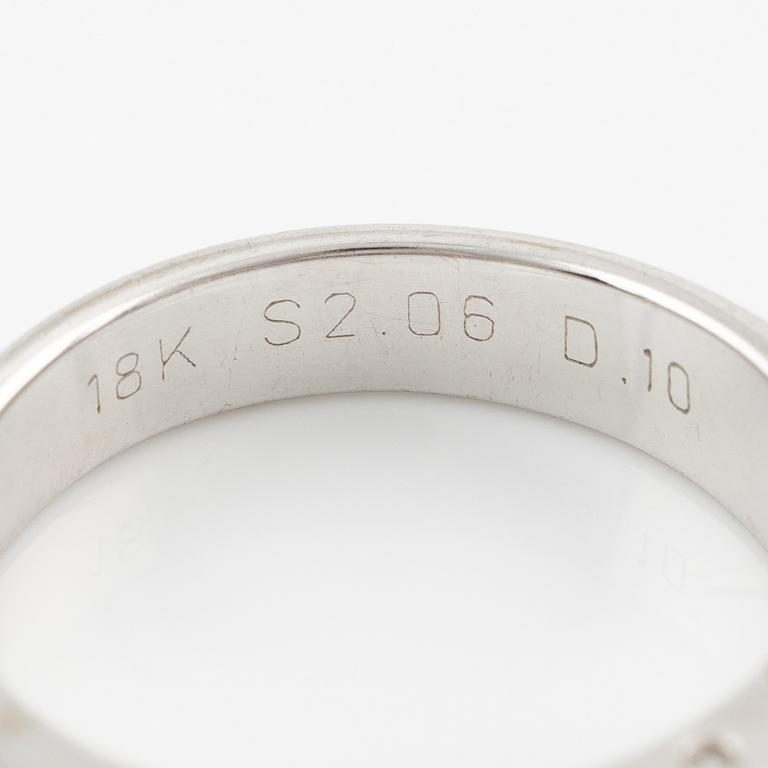 Ring med 18K vitguld med rosa safirer och runda briljantslipade diamanter.