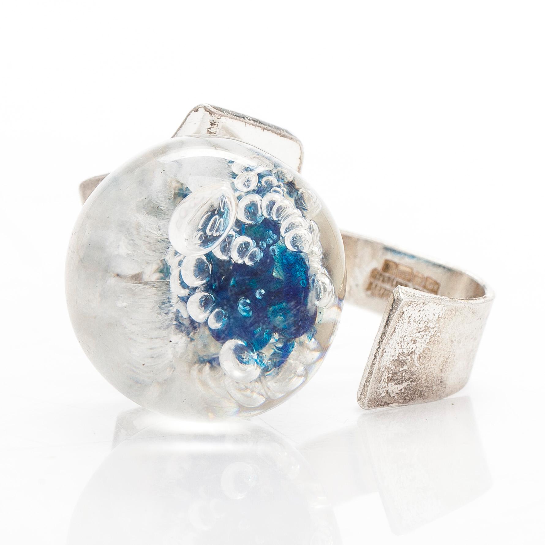 Björn Weckström, Ring "Förstelnad sjö", sterlingsilver och akryl, Lapponia 1973.