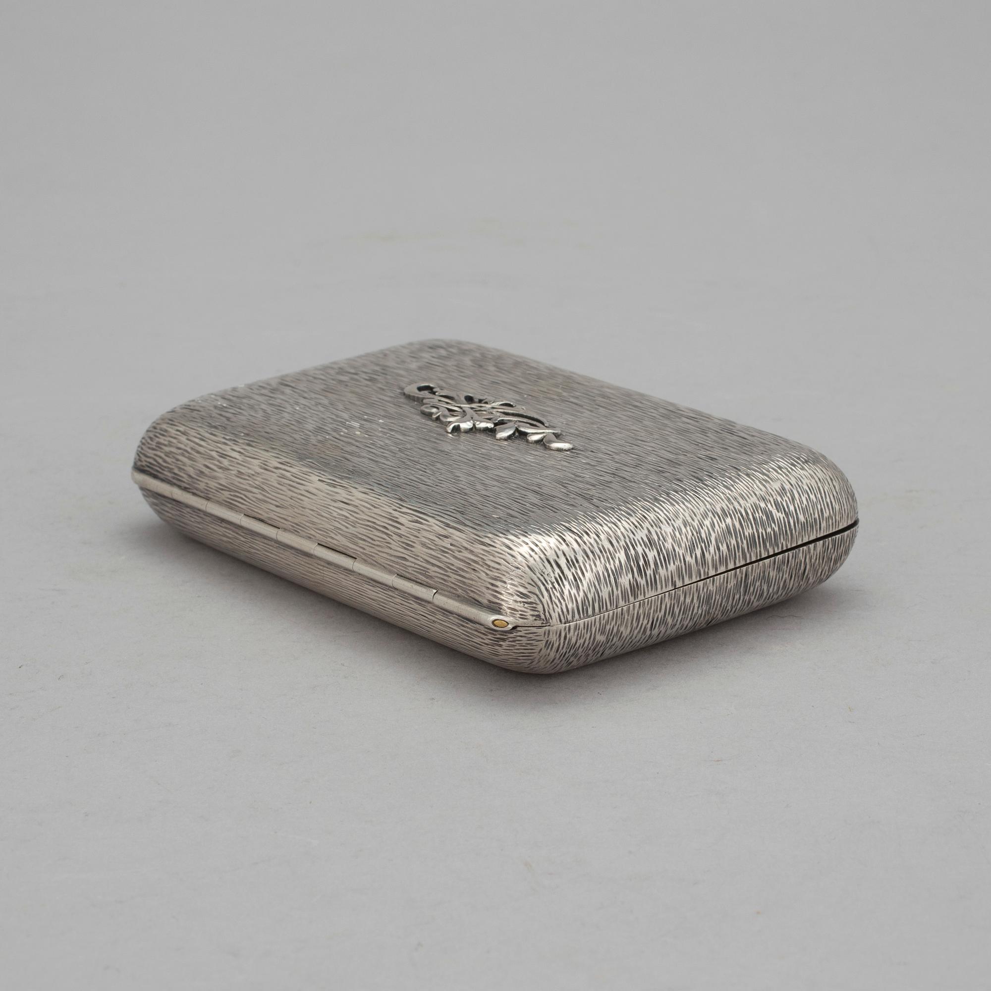 CIGARETTETUI, silver, Nikolay Shepelev, Riga, Lettland. 1902-1919. Vikt ca 325 gram.