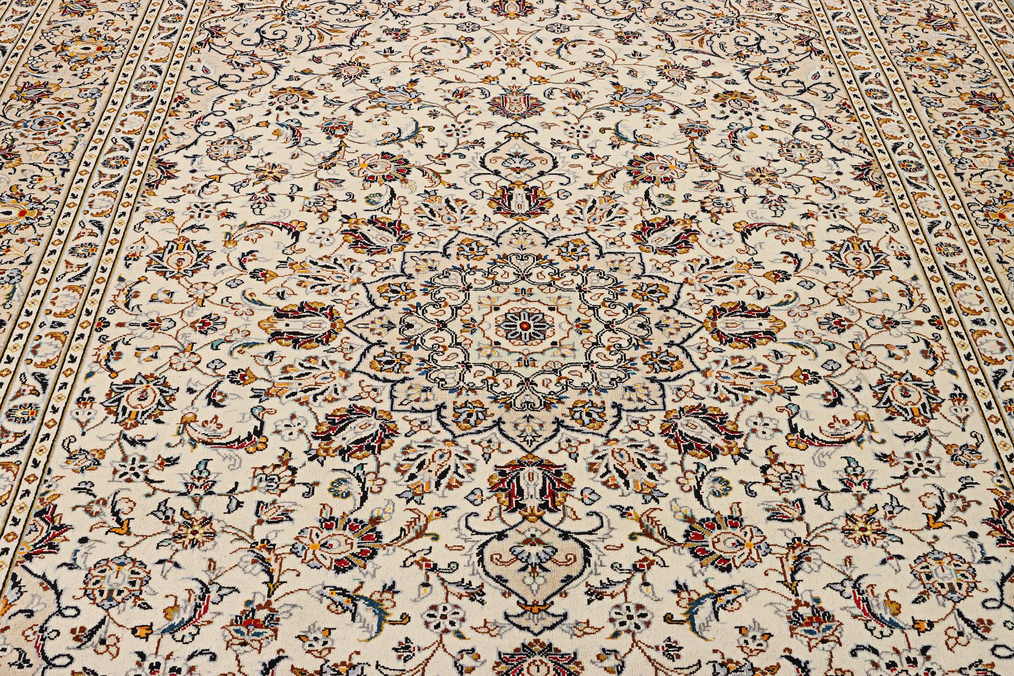 A Kashan carpet, c. 345 x 242 cm.