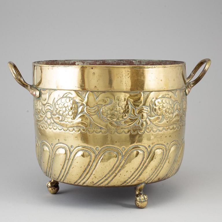 A brass flower pot, 18th/19th century.