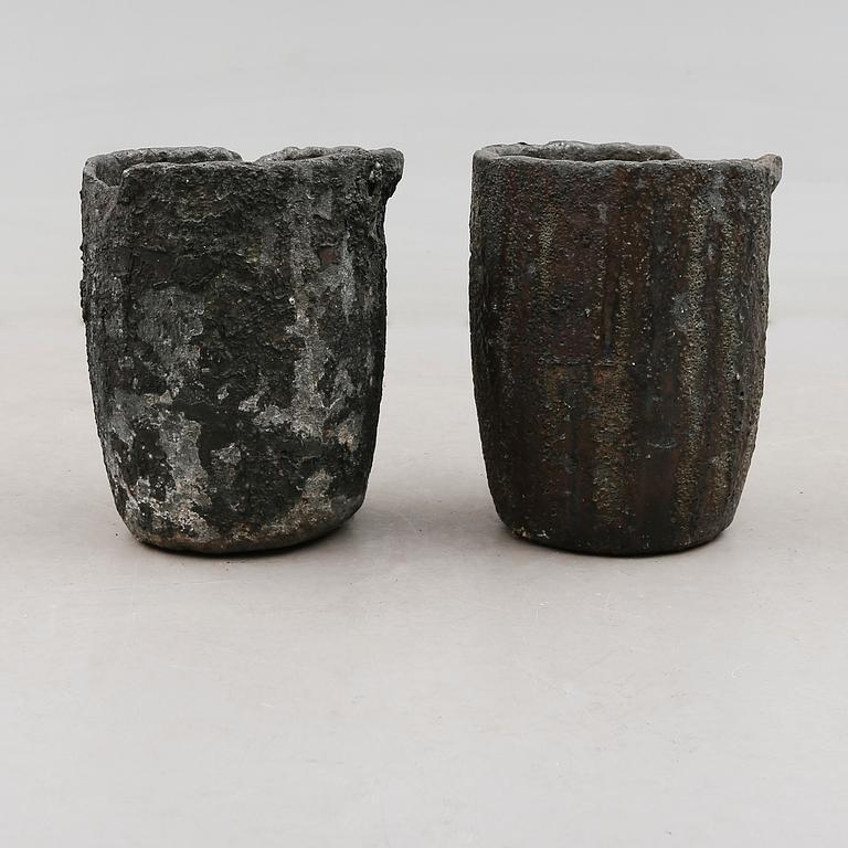 TRÄDGÅRDSURNOR, 1 par, stenmassa, 1900-talets andra hälft.