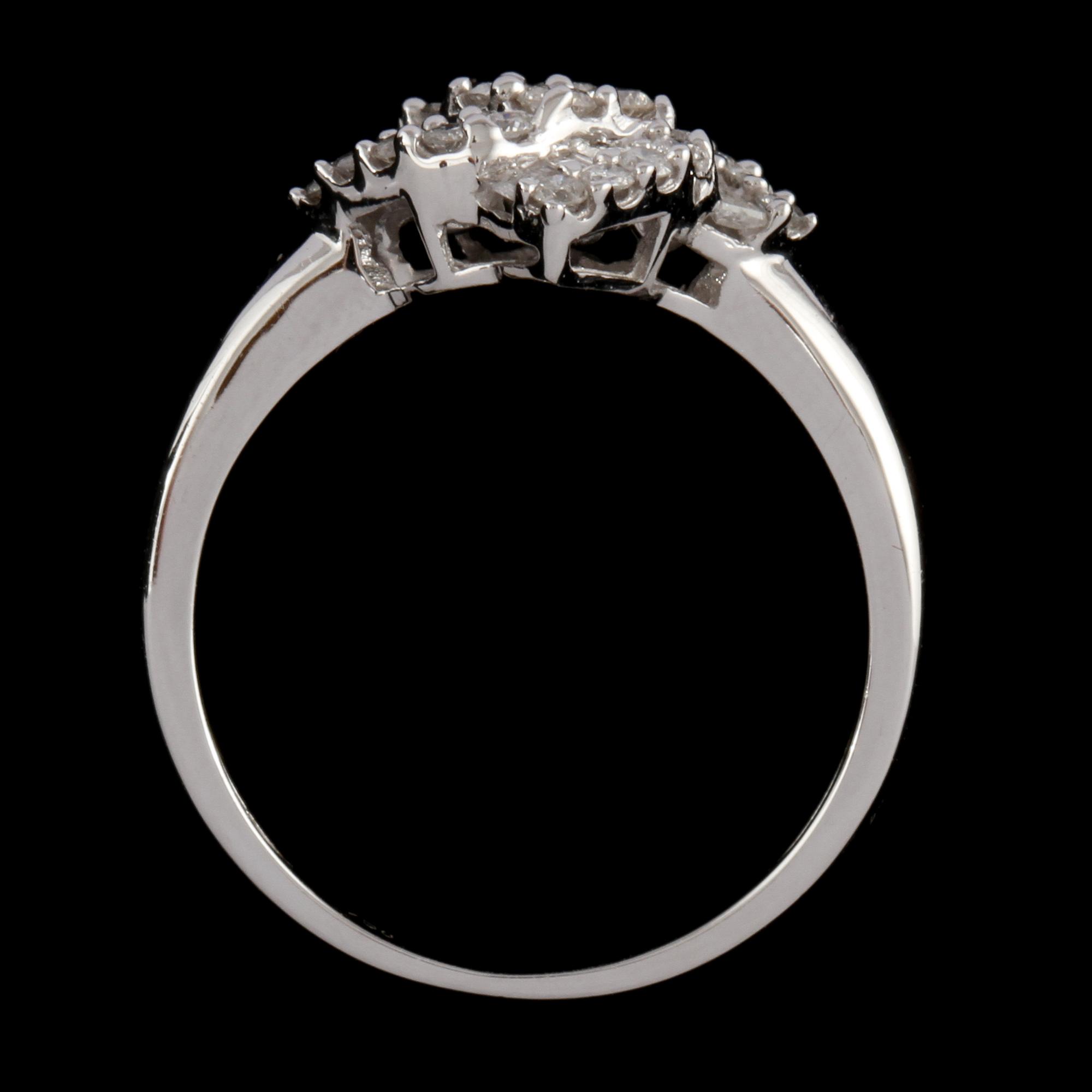 RING, 18k vitguld med briljant och baguettslipade diamanter,0.48 ct. Vikt 2,2 g.