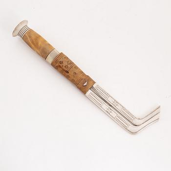 Thore Sunna, a reindeer horn knife, before 1963, signed.