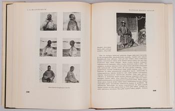 TRYCKBILD, 1940-tal, och BOK, "C. G. Mannerheim - Ratsain halki Aasian", Oy Suomen kirja, Helsingfors 1941.