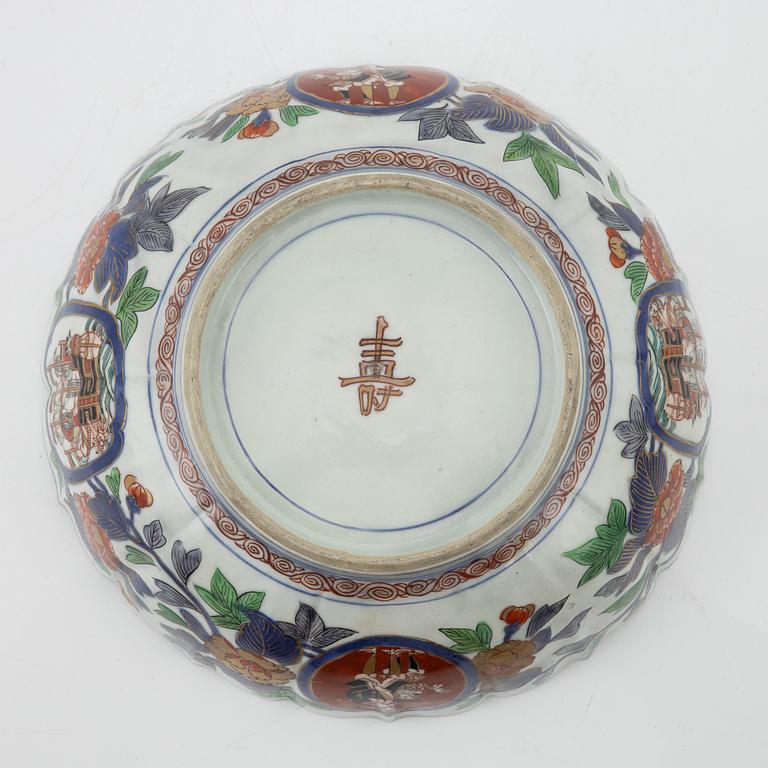 A large imari nanban ship bowl, Meiji period (1868-1912).