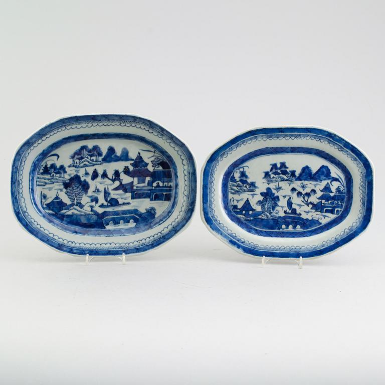 STEKFAT, 2 st, porslin, Kina, kompaniporslin, 1700-/1800-tal.