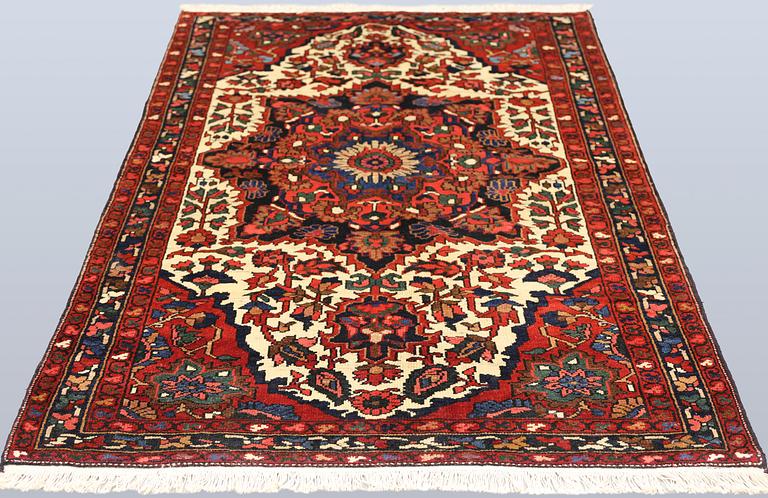A semi-antique Bakhtiari carpet, approx. 201 x 133 cm.