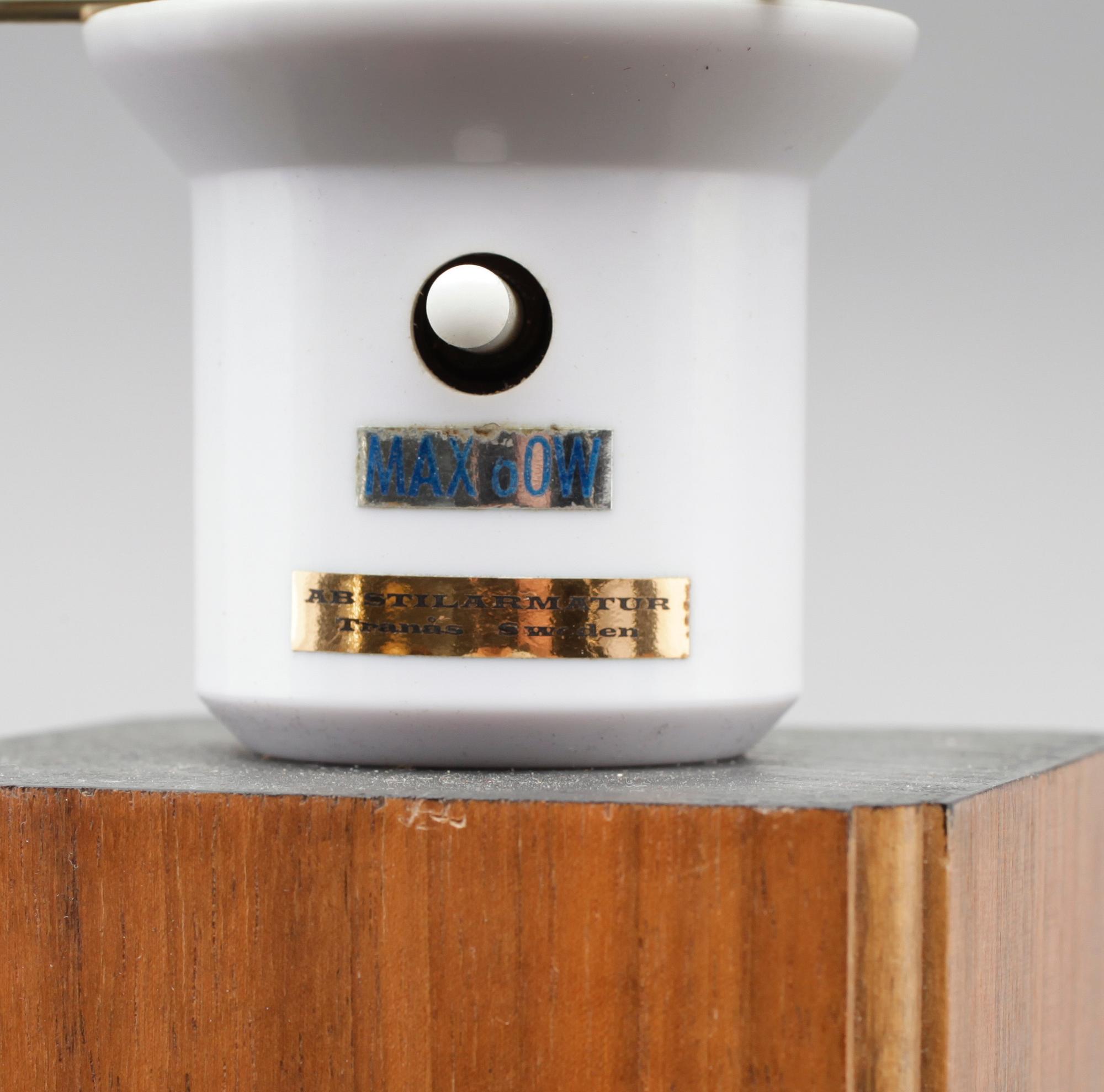 BORDSLAMPOR, 1 par, trä, AB Stilarmatur, Tranås, 1900-talets andra hälft.