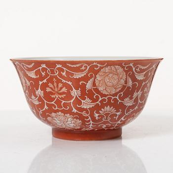 A coral red reserve decorated floral bowl, Qing dynasty.