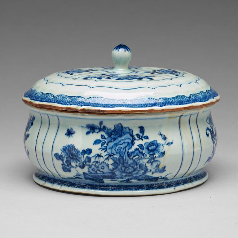 A blue and white tureen with cover, Qing dynasty, Qianlong (1736-95).