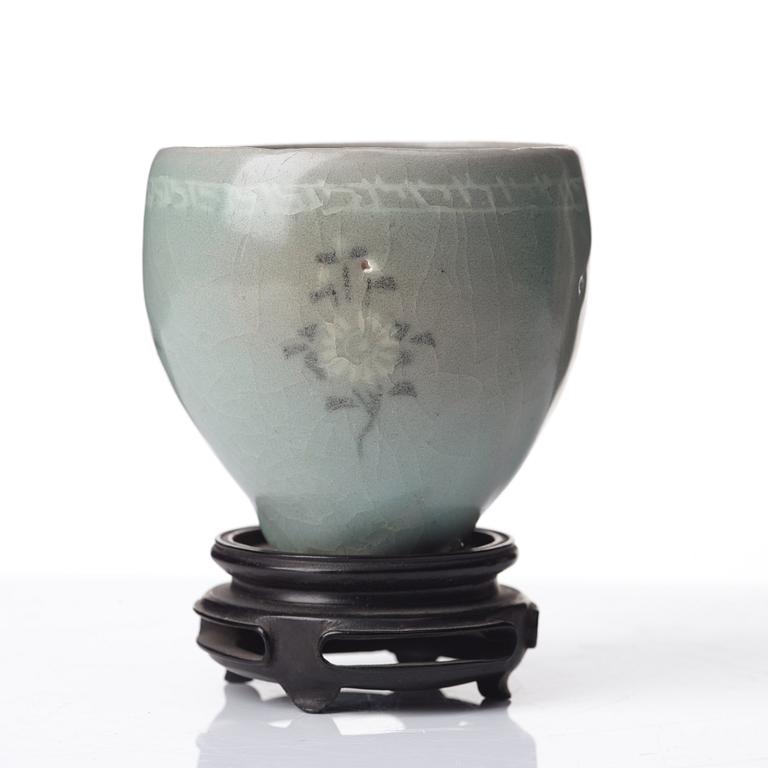 SKÅL, keramik. Korea, Koryo, 1300-tal.