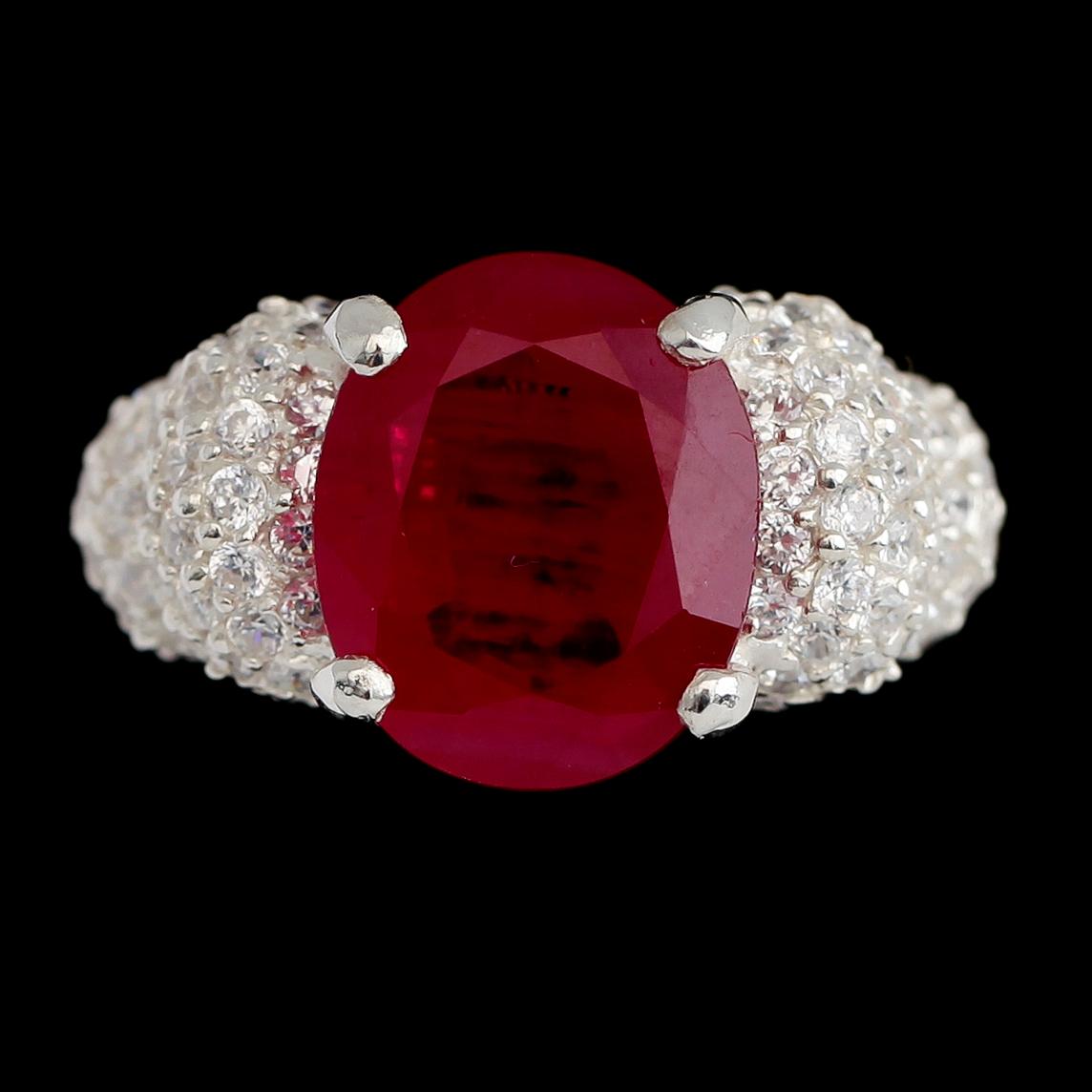 RING, vitguldspläterat sterlingsilver, rubin ca 10.00 ct, vita safirer tot ca 2.10 ct.