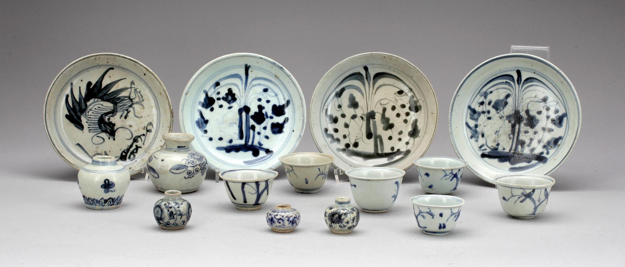 FAT samt KOPPAR och KRUKOR, 15 delar, porslin, Kina. 1800-tal.