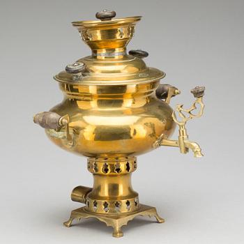 VATTENKOKARE samt SAMOVAR, mässing, 1900-tal.