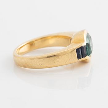 Ring, gold with green tourmaline and sapphires.