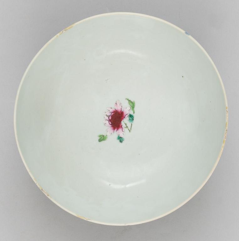 A famille rose bowl, Qing dynasty. Qianlong (1736-95).